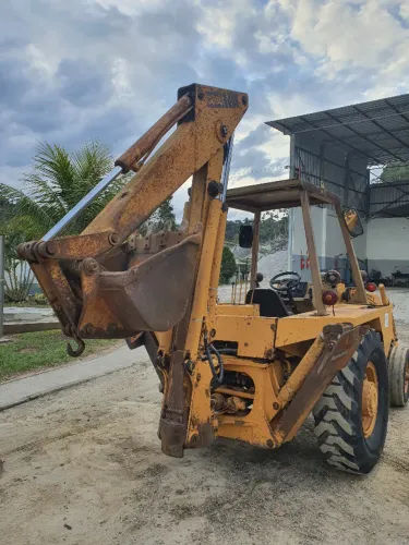 RETROESCAVADEIRA CASE