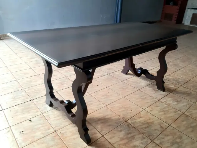 Mesa de Jantar Clássica em Madeira Maciça