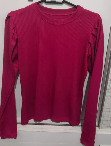 Blusa manga longa rosa com detalhes nos ombros