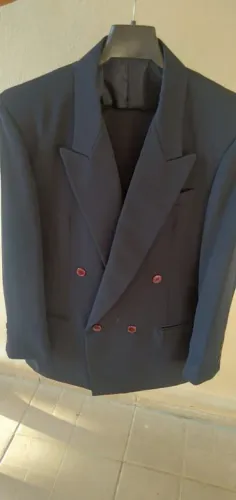 Vendo terno completo azul marinho com gravata usado. Ótimo estado de conservação número 50