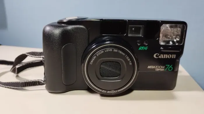 Máquina analógica Canon Sure Shot Mega Zoom 76 (anos 1990)