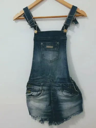 Jardineira jeans usada