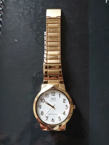 Relógio de pulso dourado Q&Q