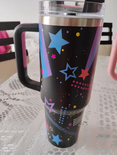 Caneca Térmica Estampada com Tampa e Alça