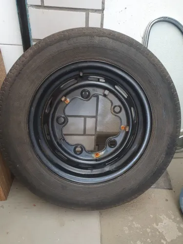 Roda com pneu aro 15 5 furos