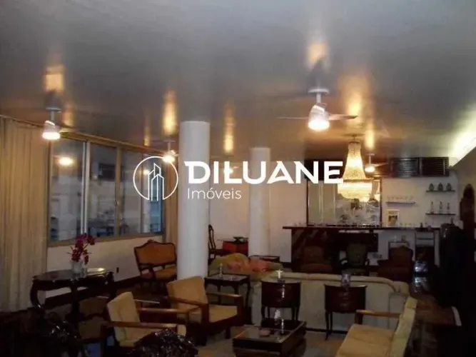 Bairro Peixoto - Copacabana | 300 m² | Salão 105 m² | 4 quartos (1 suíte) | Hidromassagem