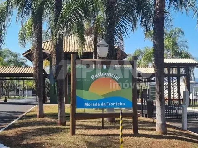 Linda casa térrea no Condomínio Morada da Fronteira, em Rifaina, 3 suítes, piscina aquecid