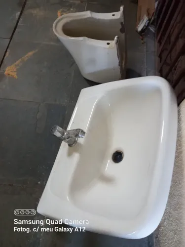 Lavatório branco com torneira automática 
