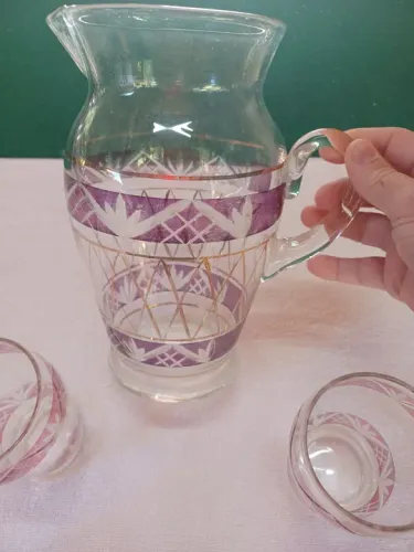Jarra  com copos  antigos 