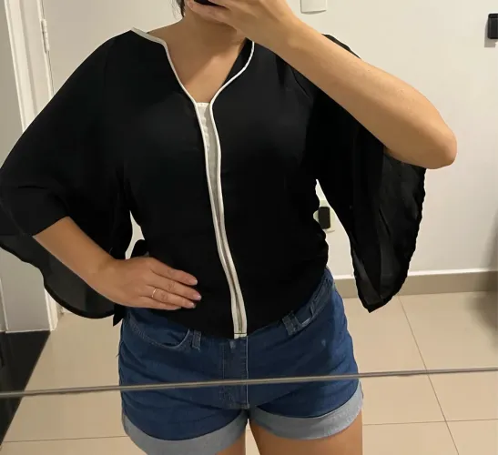 Blusa morcego preta com detalhes em branco