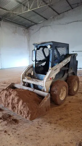 Mini carregadeira (BOBCAT) disponível para locação.