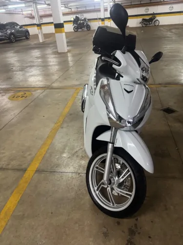Moto muito bem cuidado e com acessórios