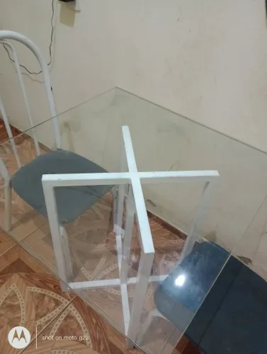 Mesa de vidro com estrutura branca