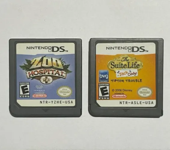 2 CARTUCHOS NINTENDO DS ZOO HOSPITAL e THE SUITE LIFE OF ZACK E CODE TIPTON TROUBLE