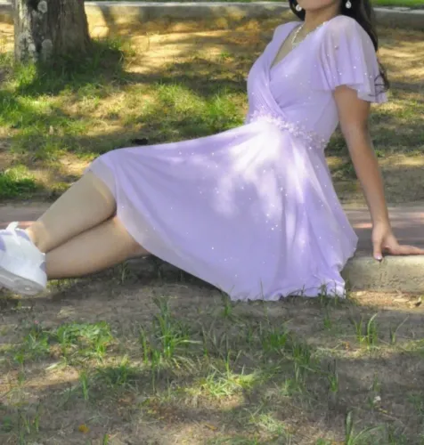 Vestido Lilas brilhoso com bordados tam P