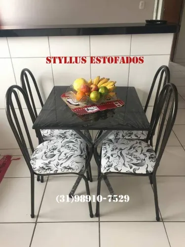 Conjunto de Mesa com 4 Cadeiras - Estofadas e Modernas