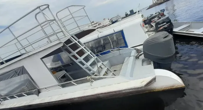 Lancha de alumínio cargueira sem motor