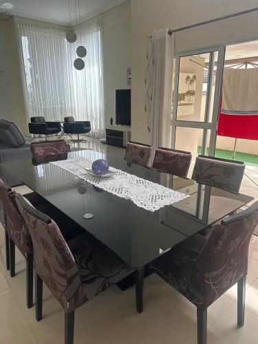 Mesa de Jantar 8 Lugares de Vidro Preto, Base e Cadeiras em Madeira Pintada 