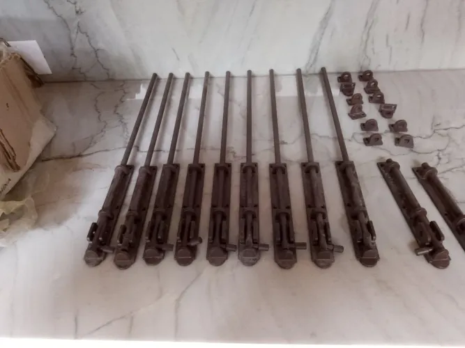 Vendo trincos,em metal novos, tamanho 50 ce 30 Reais cada