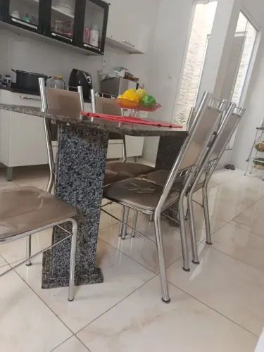 Vendo esse conjunto de mesa