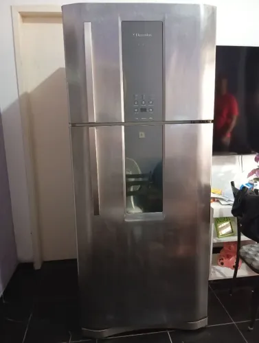 Vende-se uma geladeira semi nova *60