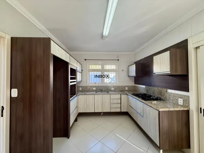 Casa para locação de três quartos semi-mobiliada no Bairro Panazzollo em Bento Gonçalves.