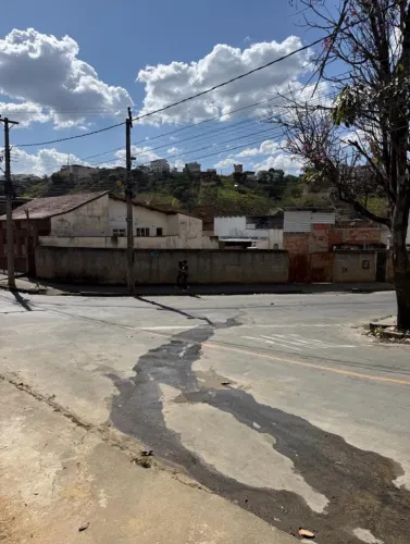 Lote 100% plano e todo murado. 