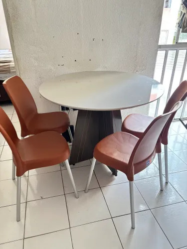 Vendo mesa e cadeiras