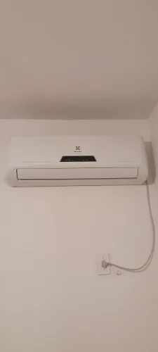 Vendo ar-condicionado Eletrolux Ecoturbo 9.000 btus.<br>