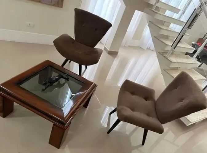 Jogo com poltronas e mesa de centro.Conservado