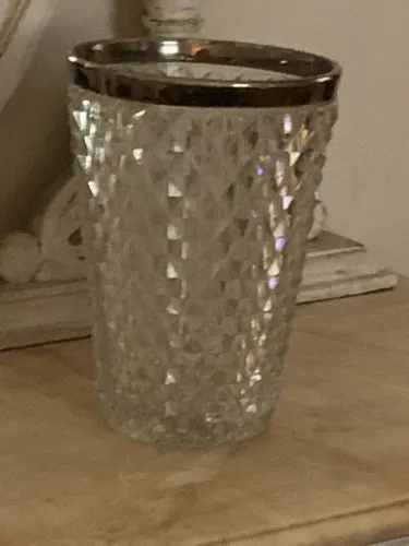 Vaso lindo de cristal e acabamento em prata
