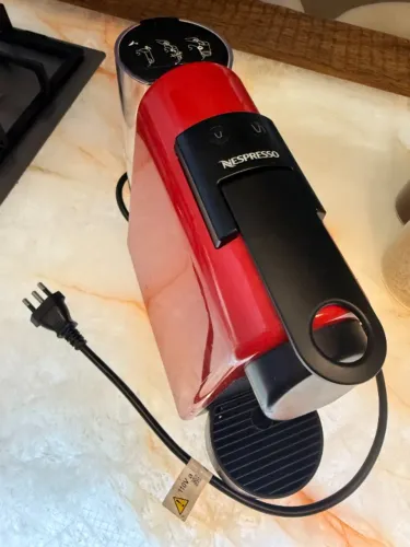 Cafeteira Nespresso vermelha