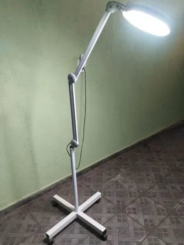 Lupa luminária semi nova luz fria
