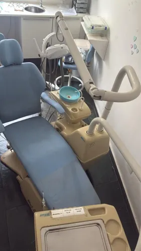 Cadeira de Dentista OLSEN COMPLETA MAIS ILUMINARIA LED OLSEN E DOIS BANCOS DENTISTA 