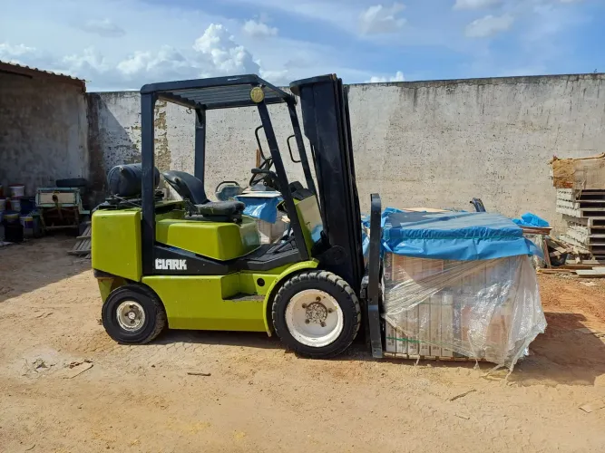Empilhadeira clarck 2.5 toneladas
