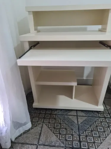 Vendo Escrivaninha em madeira.