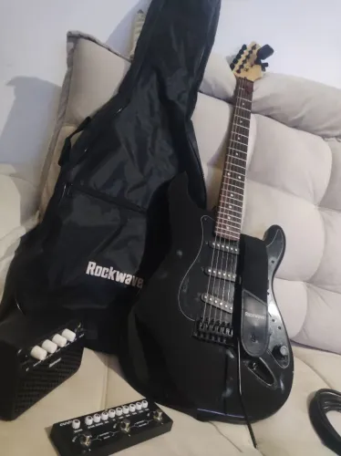 Kit Guitarra stratocaster + pedaleira cuvave ( itens do kit na bio )