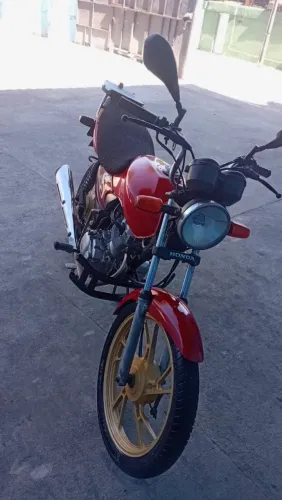 Moto toda direita, sem nada pra fazer, no ponto de transferir. 