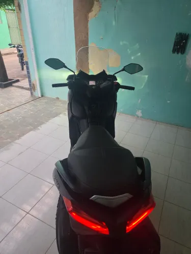 Vendo xmax com 10 mil klm rodados 