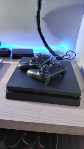 Ps4 slim 1 TB + 2 controles +3 jogos 