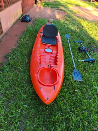Caiaque Barracuda na cor laranja e motor Phantom de 34 libras, remo duplo, cadeira