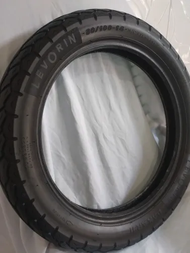 Vendo Pneus traseiro e dianteiro para pop ou biz pra uso sem camara