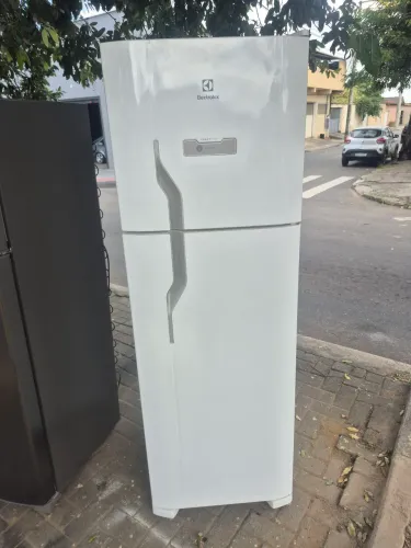 Geladeira top frosfree Electrolux 371 litros