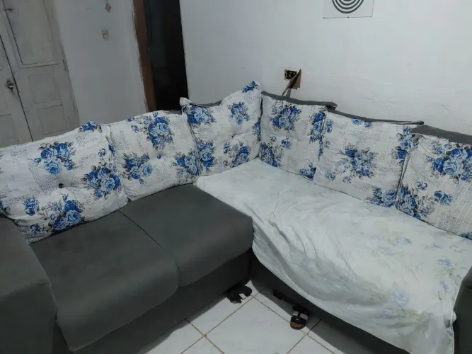 Vendo uma sofá L 850,mais  podemos conversar sobre o preço 