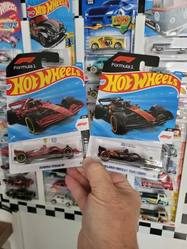 Dupla Scuderia Ferrari e Mclaren Fórmula 1 Hot Wheels.