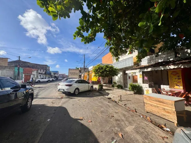 Casa à venda no Alecrim com ponto comercial lateral e potencial para investimento - 1 dorm