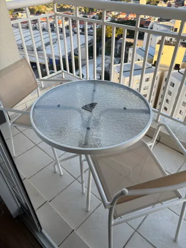 Mesa com cadeira externa