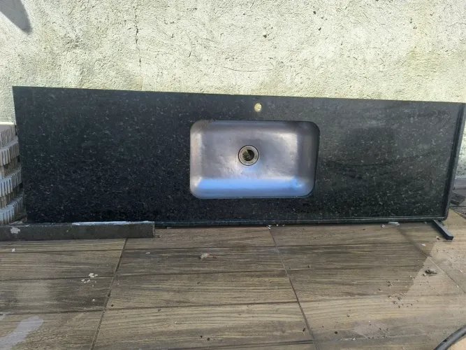 Pia de Granito Verde Ubatuba 1,80m x 0,53m Limpa com Cuba Inox - Ótimo Estado!