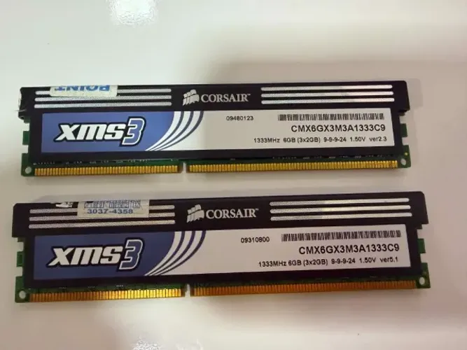 2 módulos Corsair XMS3 DDR3 1333 MHz de 2 GB cada