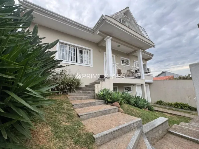 Sobrado 3 Dormitórios sendo 1 suíte , pátio com piscina . Á venda no Bairro Bela Vista - C